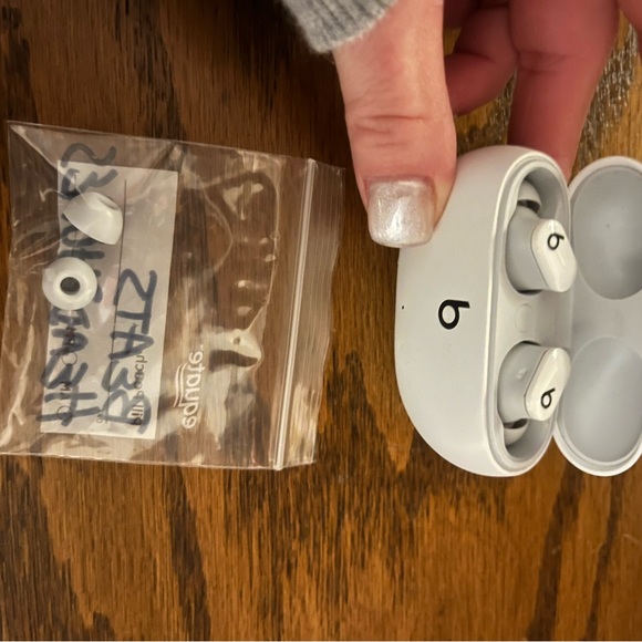 Beats Studio WhiteWireless Earbuds